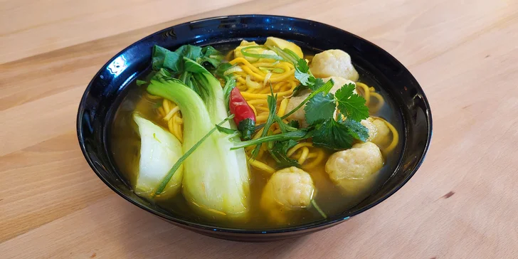 Vývar může být doplněný o tofu, kuřecí, hovězí i krevety.
