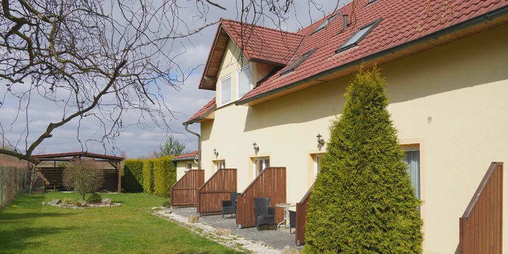 K penzionu patří zahrada, kde se dá grilovat. 