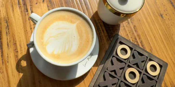 Zasednete ke stolu a vychutnáte si šálek cappuccina, frappé nebo lattéčka.