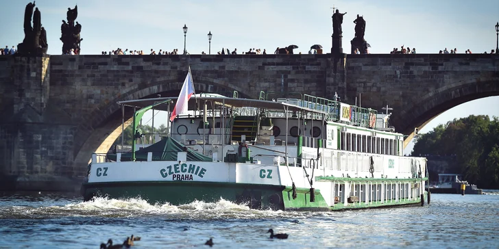 Pokocháte se pohledem na osvětlené břehy večerní Prahy, budete poslouchat živou hudbu a hlavně budete mít po boku svou milovanou osobu.