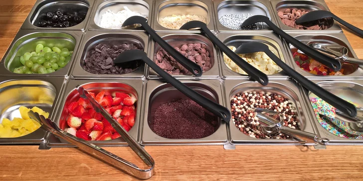 Totéž platí pro posypy, polevy, ovoce a další ingredience, kterými si zmrzlinu ozdobíte. 