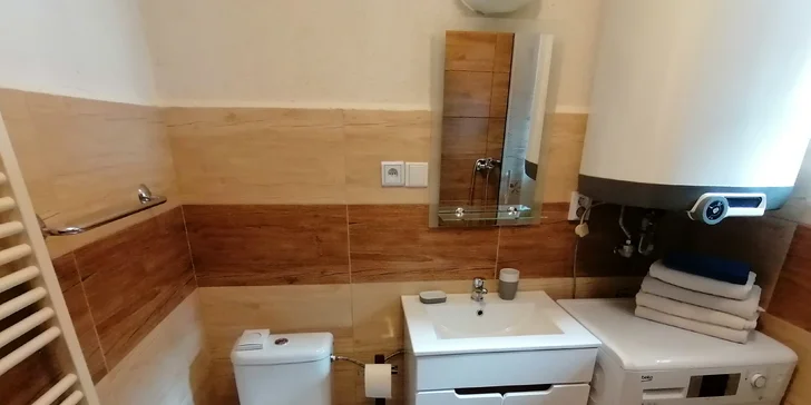 Samozrejmosťou je kúpeľňa so sprchovacím kútom, WC a práčkou.