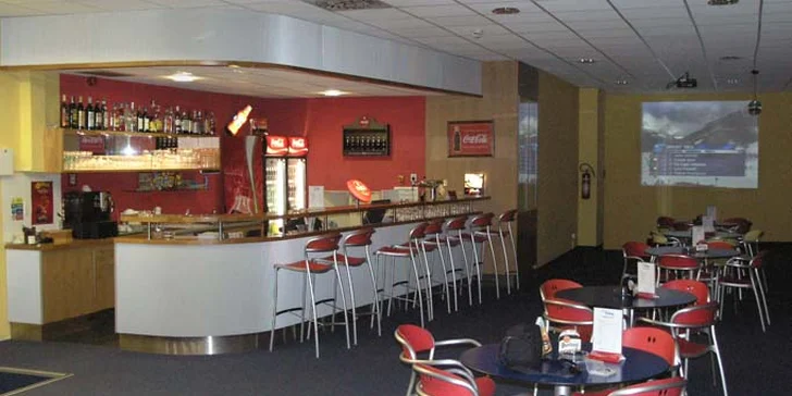 Kdykoli během hry si skočte na bar pro něco dobrého k pití.