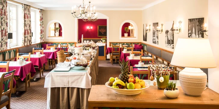 Snídaně formou bufetu se podává v restauraci s výhledem do zahrady. 