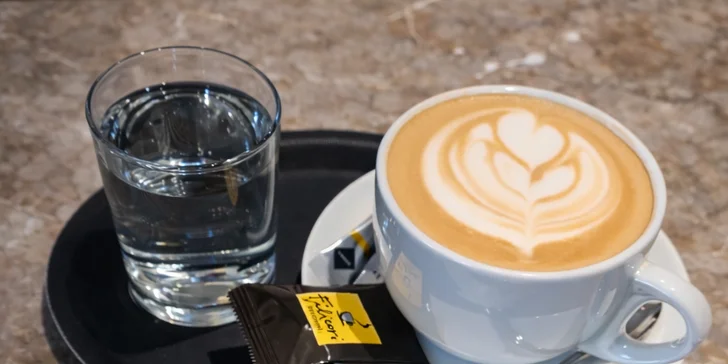 Pořídit si můžete také voucher zahrnující posezení v kavárně, která se nachází přímo v budově galerie. 