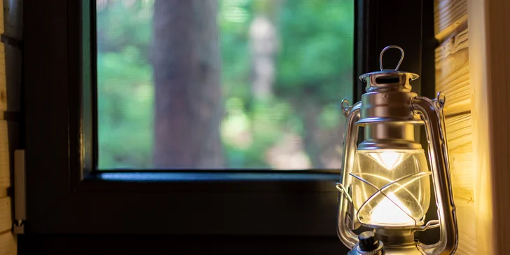 Jedinečnú atmosféru navodia LED lampáše, biokrb a vonkajšie ohnisko s možnosťou pílenia či kálania dreva. 