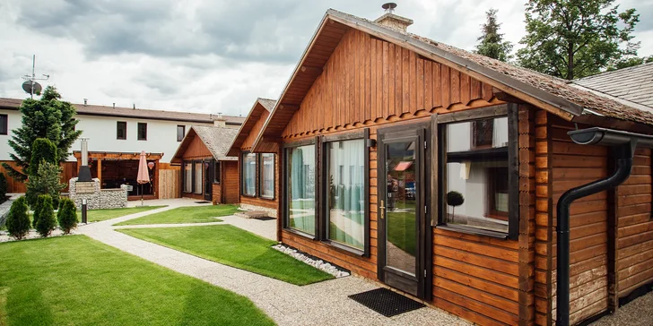Rodinný pobyt v nových mezonetových chatkách pre 2 dospelých a až 3 deti s možnosťou privátneho wellness vo Villa Bellevue