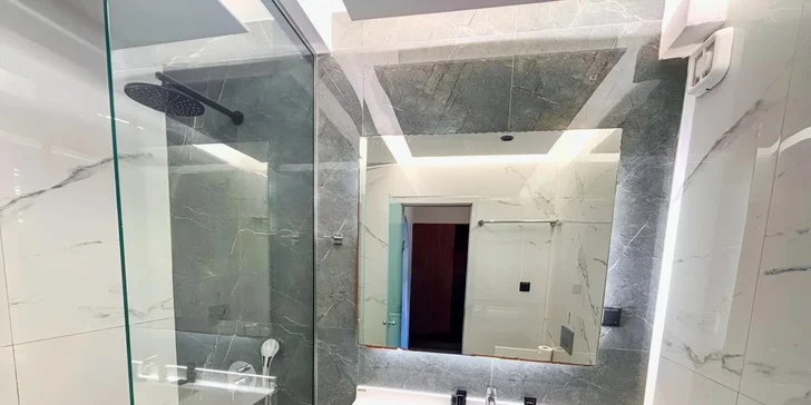  Pokoje prošly modernizací a nabízejí prostředí, kterému dominují světlé tóny, zrcadlící krétské slunce.