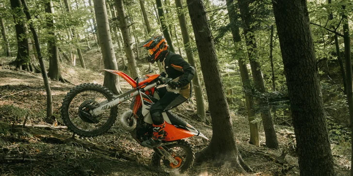 Na kurz je nutné přijet v kompletním motocyklovém vybavení.