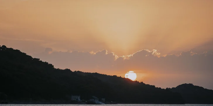 Ak zatúžite po vodných radovánkach a športoch, tak sa pokojne vykúpte v mori alebo skúste potápanie, prípadne plávanie s delfínmi.