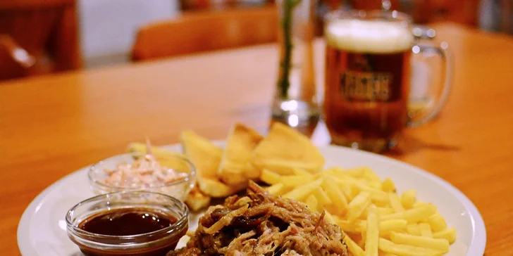 K masu dostanete hranolky, toasty a coleslaw.