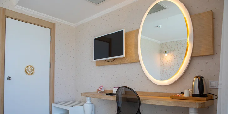 K dispozici je TV, zdarma doplňovaný minibar i rychlovarná konvice.