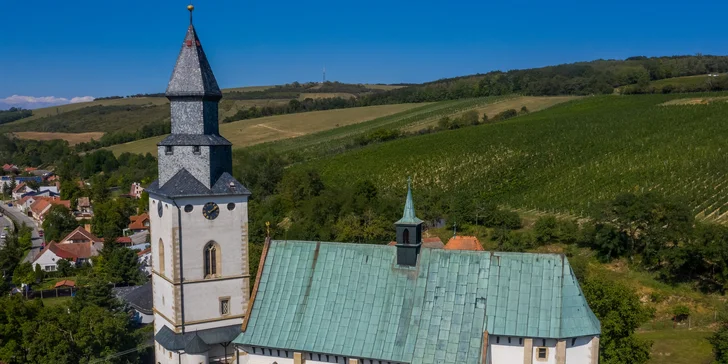Užijete si i vyhlídkovou jízdu golfovým vozíkem, nebo prohlídku gotického kostela a podzemí v Kurdějově.