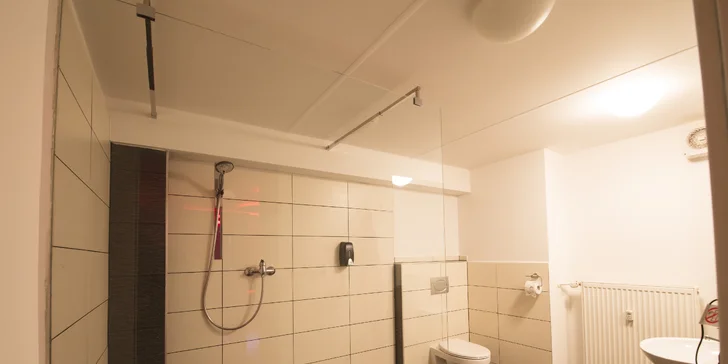 Prostěradla, ručníky, osušky a pantofle vám samozřejmě půjčí na místě.