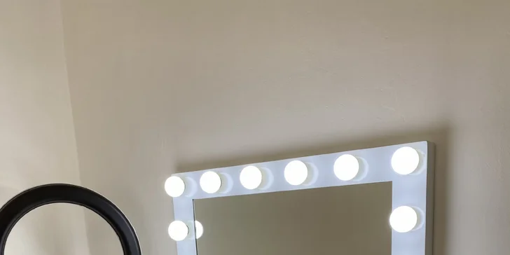 Samozřejmostí jsou také štětce a další pomůcky, které vám vizážistka zapůjčí.
