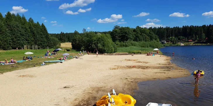 Fontána má i vlastní pláž se sportovištěm.