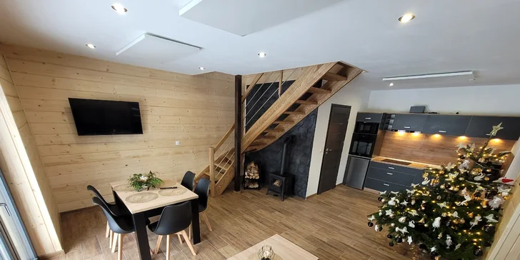 V obývacím pokoji je 43palcová TV, rohová sedací souprava (přistýlka) a konferenční stolek.