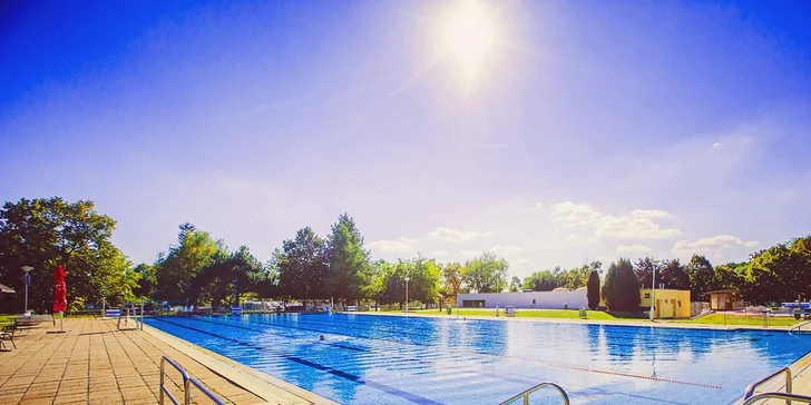 Celý komplex se rozléhá na ploše 14 ha a obklopuje ho nádherný park.