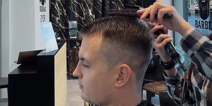 Na místě na vás čeká full service balíček, který zahrnuje kompletní péči o vlasy, vousy i obličej.