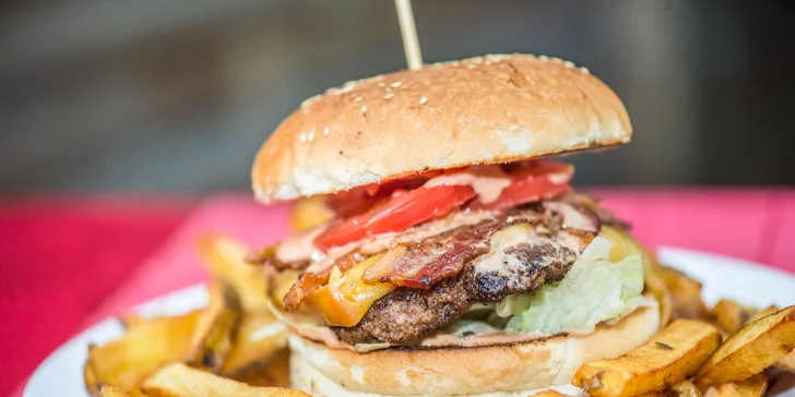 400 g Oštiepkový burger s domácimi hranolčekmi 