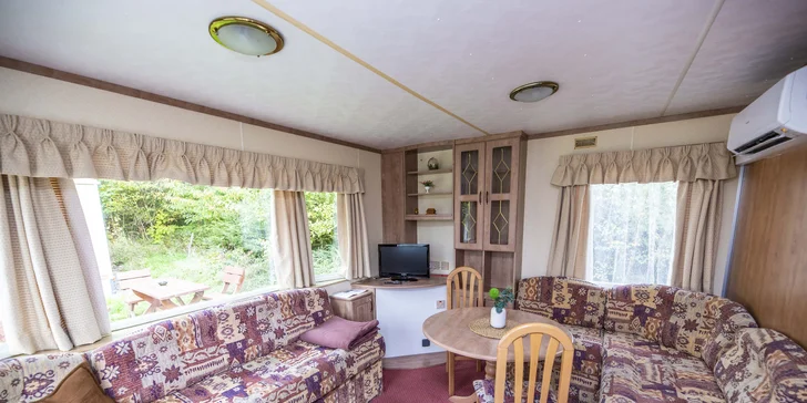 Vo všetkých domčekoch je obývacia izba, jedálenský kút a kuchyňa so spotrebičmi (chladnička, mikrovlnná rúra, rýchlovarná kanvica a riad).