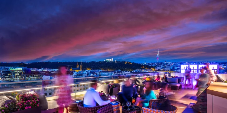 Najdete tu také Cloud 9 Sky Bar & Lounge, který se nachází 40 m nad hladinou Vltavy na střeše hotelu.