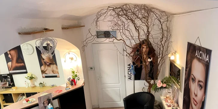 Salon se nachází jen pár kroků od náměstí Míru. 