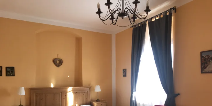 Na pokoji najdete velkou manželskou postel.
