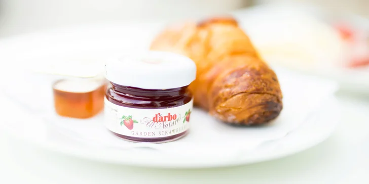 Je libo marmeládu k francouzskému croissantu?
