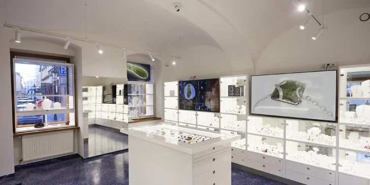 Expozice začíná i končí v klenotnictví.