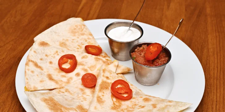 Pošmáknete si na zapečené quesadille.