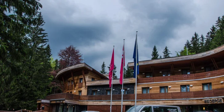 Restaurace je součástí stejnojmenného 4* hotelu. 