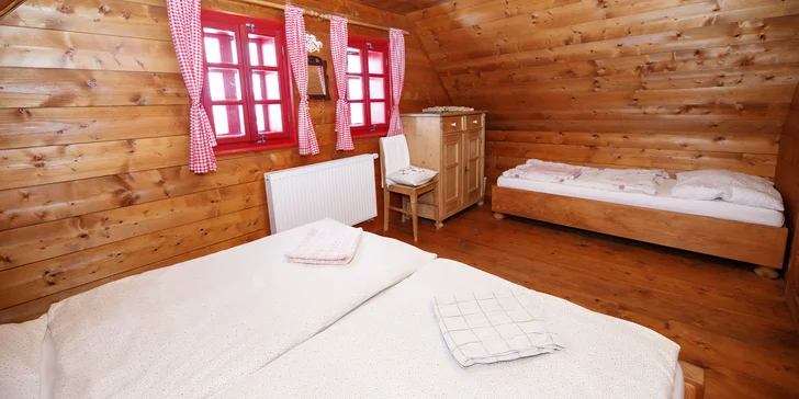  Najdete tu dva oddělené pokoje. Další člověk se pohodlně vyspí ve světnici na peci. 