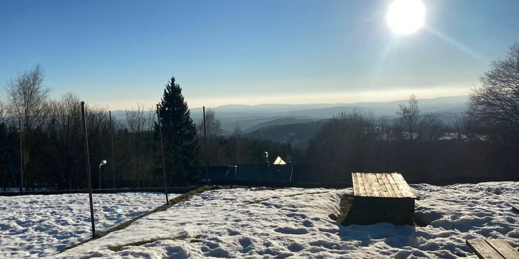 Penzion stojí v nejvýše položené části Benecka, kochat se odtud budete krásným výhledem.