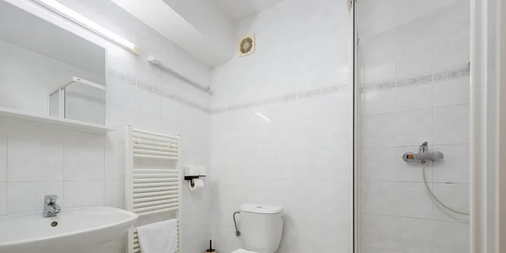 K izbe patrí kúpeľňa so sprchovacím kútom.