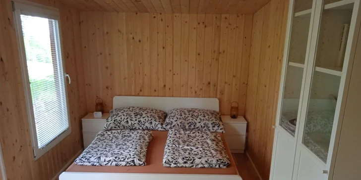 V chatke je pre vás pripravená pohodlná posteľ.