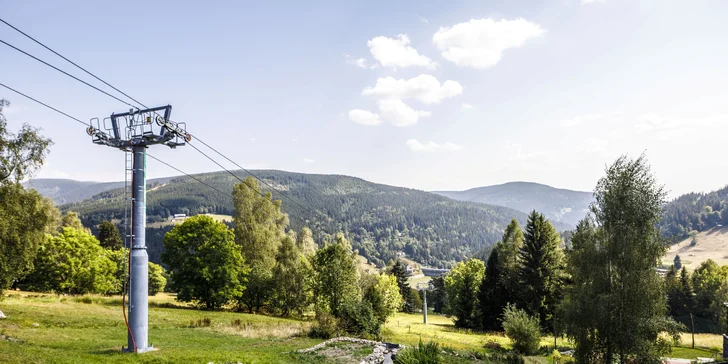Penzión sa nachádza priamo na križovatke turistických a cyklistických ciest, takže odtiaľto môžete vyrážať na výpravy pokojne každý deň.