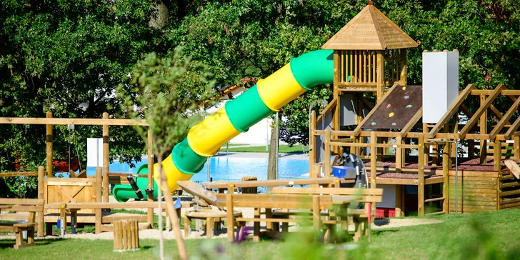 V Jufa Hotelu Neutal už na vaše děti čeká velké hřiště a spousta další zábavy.