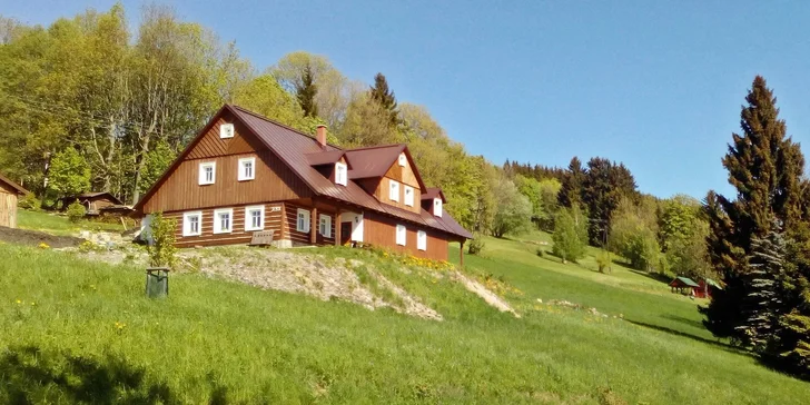 Pohľad na chalupu z cesty.