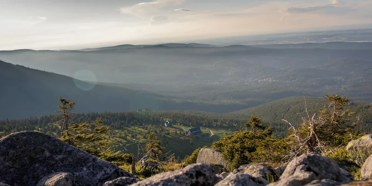 Kolem hotelu vedou turistické stezky, po kterých dojdete třeba až na Sněžku.