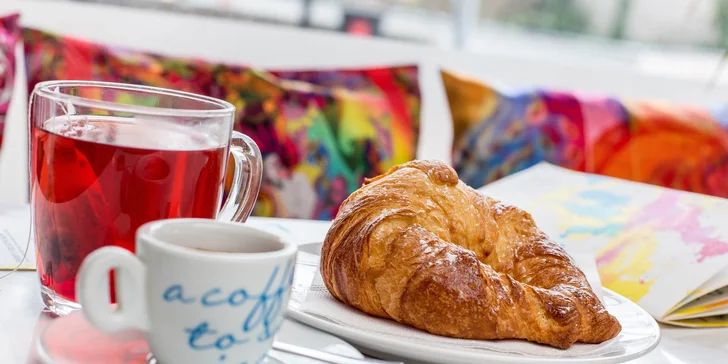Espresso alebo čaj a sladký croissant