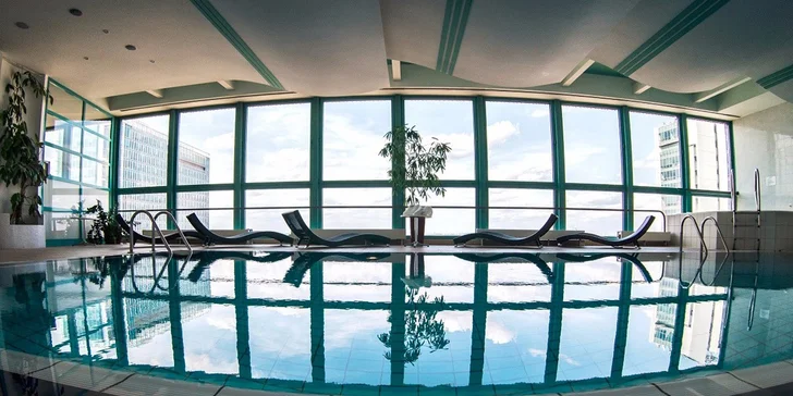  Vychutnávať si môžete neobmedzený vstup do bazéna a jacuzzi s panoramatickým výhľadom na Prahu.