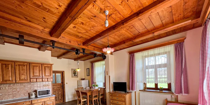 Ve vybavení nechybí televize, lednička a mikrovlnka. Samozřejmostí je bezplatné Wi-Fi.
