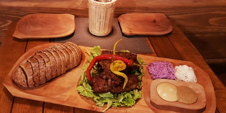 V menu je grilovaný hermelín, žebra s křenem a štrúdl.