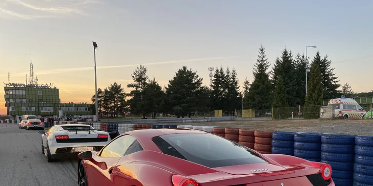 Už jen pohled na dokonalé křivky vozů Ferrari a Lamborghini zvedá husí kůži.