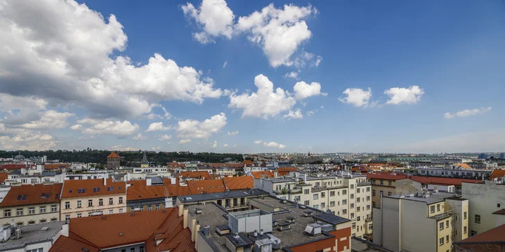 Hned vedle je oblíbené nákupní centrum Palladium. 