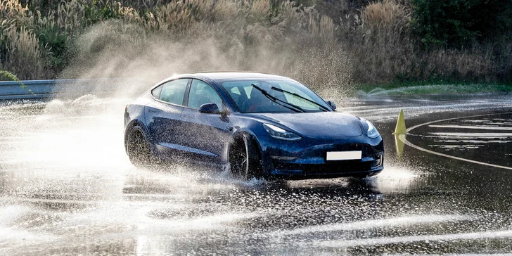  Usednete do Tesly 3 Performance, kterou bude řídit zkušený řidič – ten vám předvede, zač je toho drift! 