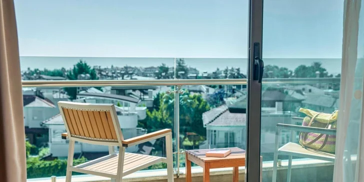 Ke každému pokoji náleží balkon s posezením.