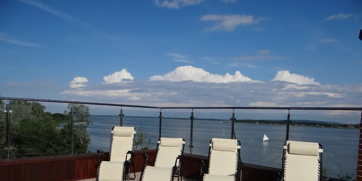 Všechny pokoje nabízejí přímý, nebo boční výhled na jezero.