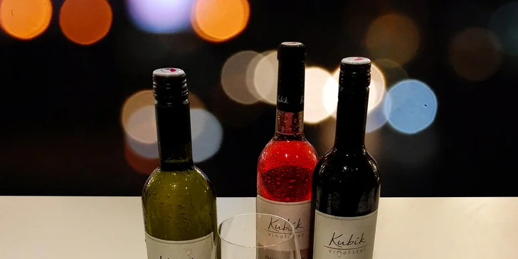 Pokud zvolíte druhou variantu, pochutnáte si na sklence vína z vinařství Kubík. 
